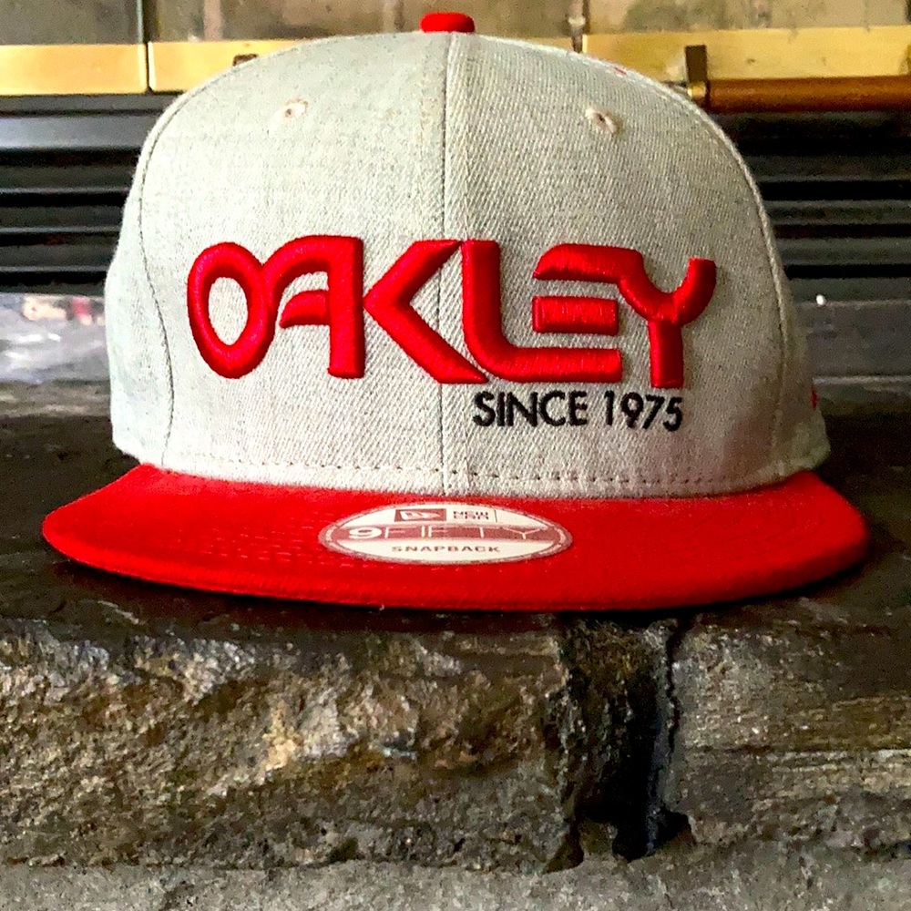 Oakley New Era 9FIFTY SnapBack hat. Gray/Red